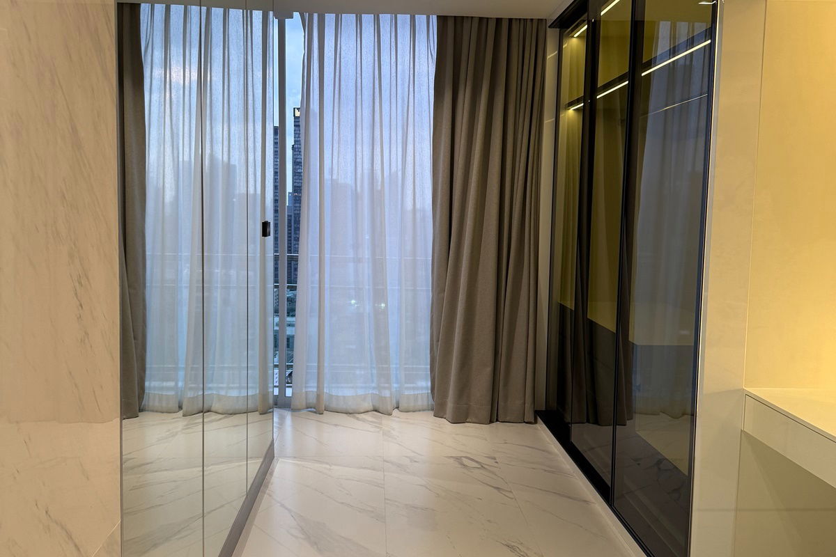รูป Modern 3-Bedroom Duplex Penthouse for Sale in Nana - รูปที่ 10/23