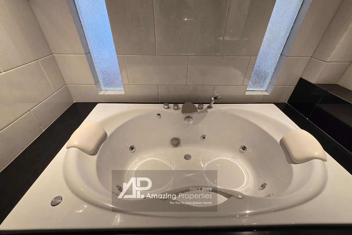 picture 4 bedroom Duplex Penthouse in Ploenchit - 16/24