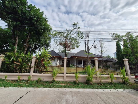 House For Rent :  good location in #FaHam area spacious area 265 sq m., usable area 260 sq m.