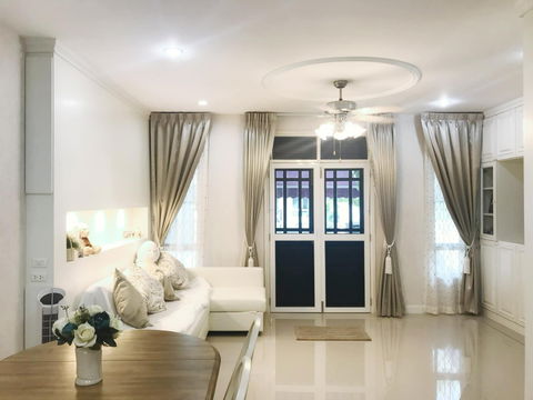 🌟 Luxury 3-story townhome for rent,Leon Sukhumvit 62 - Beautifully decorated house, ready to move in, near BTS Bang Chak. Line ID: @951qfbfi 🌟