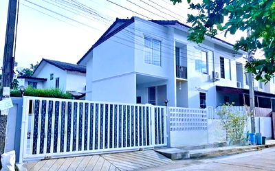 Townhouses for rent : Chularat 3 Hospital Bang Pla 2.2km. Satit Bangna School 1.2 km. 3bed 2-story corner house for rent f