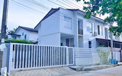 Chularat 3 Hospital Bang Pla 2.2km. Satit Bangna School 1.2 km. 3bed 2-story corner house for rent f