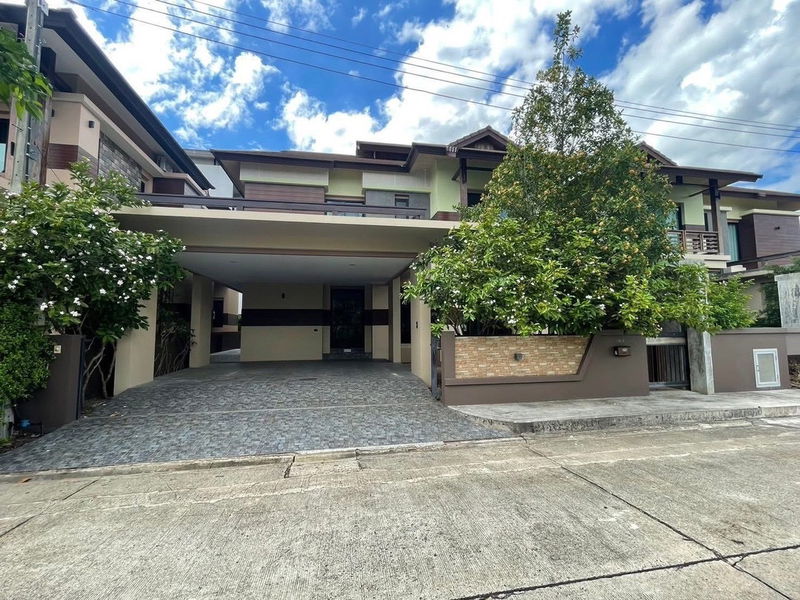 Houses for sale : House with pool for SALE ! Close to Town near Ruamchok shopping mall, NIS, 7-11, Tesco Lotus, Homepro, Fresh Market and etc.