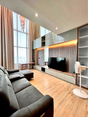 คอนโดให้เช่า : The Emporio Place | Available now  Near BTS Phormphong (900 meters) 10 min