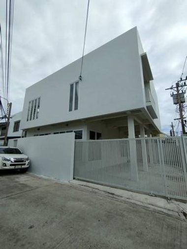 ให้เช่า บ้านเดี่ยว 2ชั้น หลังมุม 40 ตร.ว. สุทธิสาร ห้วยขวาง ใกล้ MRTสุทธิสาร 750 เมตร 