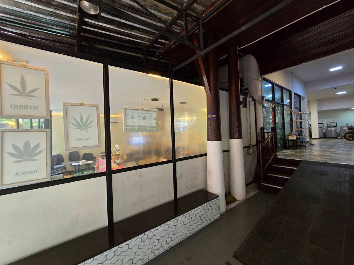 รูป Hyper Rare ทำเลถนนข้าวสาร คึกคักตลอดปี!! ขายอพาร์ทเม้นท์ พร้อมร้านค้ารวม 48 ห้อง เหมาะปรับเป็นโรงแรม สามารถทำกำไรได้ถึงเดือนละ 1 ล้าน!! - รูปที่ 4/11