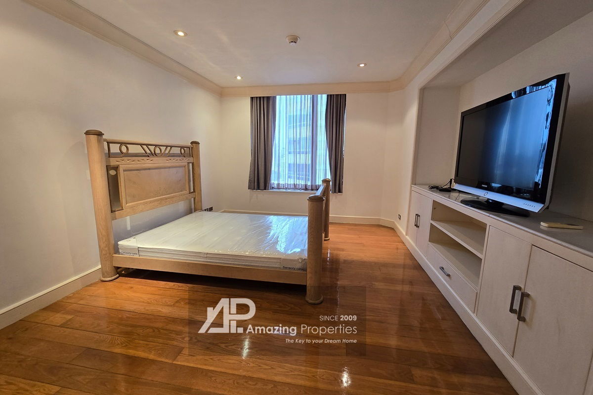 picture 4 bedroom Duplex Penthouse in Ploenchit - 17/24