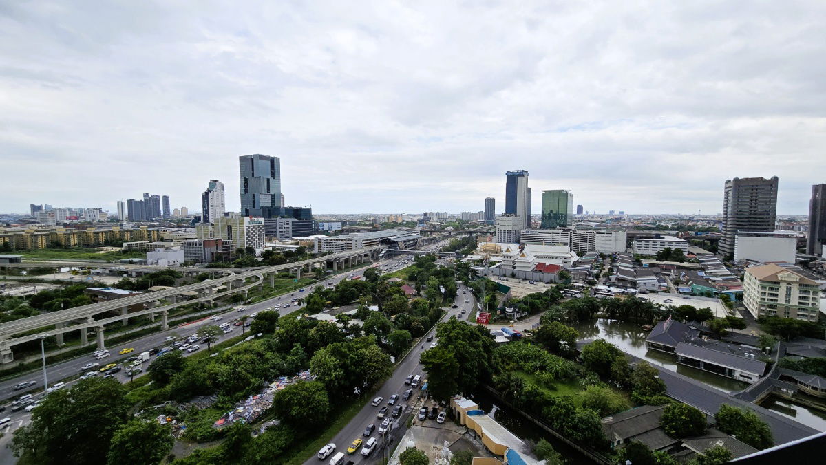 picture Next to Srinakarin Road, only 5 minutes from Seacon Srinakarin. Condo for sale with tenant, Supalai Park Srinakarin. 43 sq m, high floor, large room - 10/17