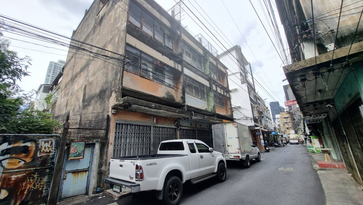 picture 3-story, 2-unit commercial building for sale in Bang Rak, near BTS Sala Daeng. The asking price is 20 million THB. - 2/2