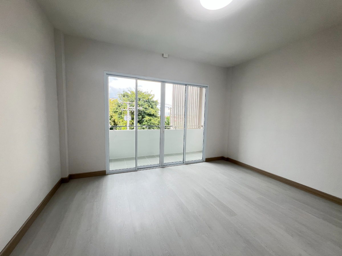 รูป โฮมออฟฟิศ 3 ชั้น（ 3 ห้องนอน 4 ห้องน้ำ ） ตรงข้าม โฮมโปรสันทราย (Homepro สันทราย)  - รูปที่ 9/15