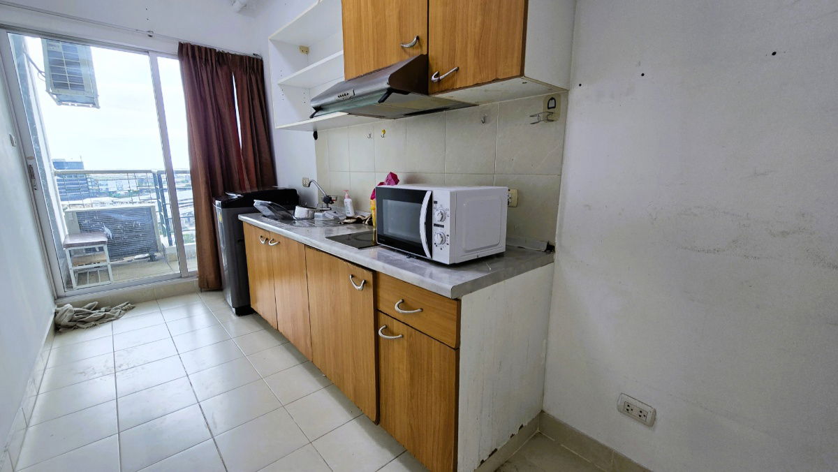 picture Next to Srinakarin Road, only 5 minutes from Seacon Srinakarin. Condo for sale with tenant, Supalai Park Srinakarin. 43 sq m, high floor, large room - 8/17