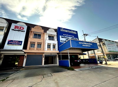 Home office for sale : 3-storey Home Office in a prime location right on Sukhumvit Road, inbound to Bangkok , retail shop, or office. Located in Pimpaporn 7 Project
