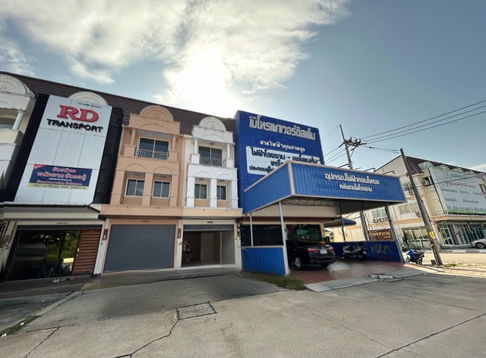 3-storey Home Office in a prime location right on Sukhumvit Road, inbound to Bangkok , retail shop, or office. Located in Pimpaporn 7 Project