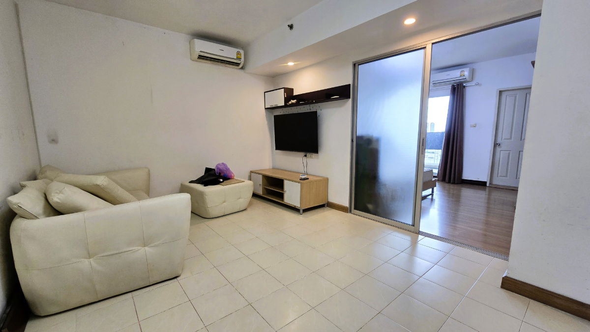 picture Next to Srinakarin Road, only 5 minutes from Seacon Srinakarin. Condo for sale with tenant, Supalai Park Srinakarin. 43 sq m, high floor, large room - 1/17