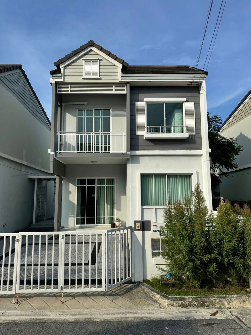 Houses for sale : Urgent sale, single house, The Village Bangna Km.8, price 4.39 million baht.