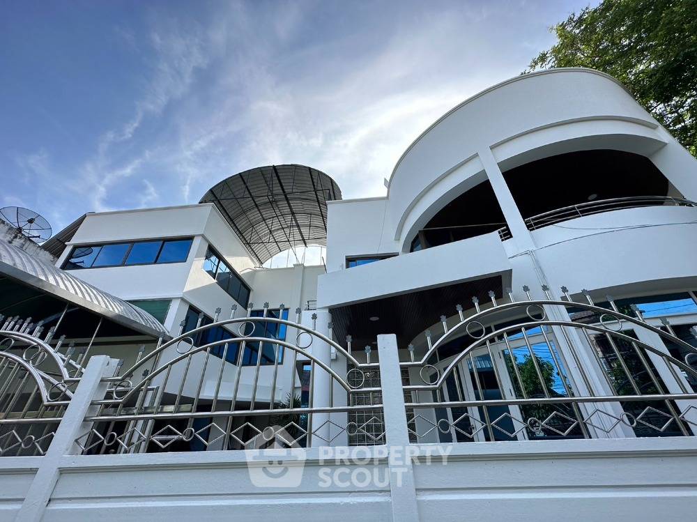 รูป ทาวน์เฮาท์ 5-ห้องนอน ใน คลองเจ้าคุณสิงห์ (ID 1287067) - รูปที่ 1/11