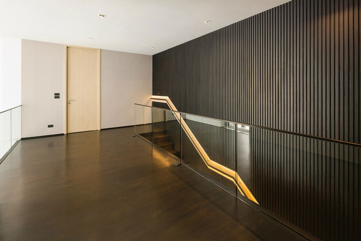 รูป Modern 3-Bedroom Duplex Penthouse for Sale in Nana - รูปที่ 15/23
