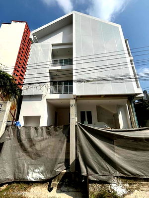 Townhouses for rent MRT Queen Sirikit National Convention Center   : Townhome for rent, 2 Unit Sukhumvit 1/1, near Bumrungrad Hospital, new room, ready to move in Jan 2025. Interested? Line ID: @951qfbfi