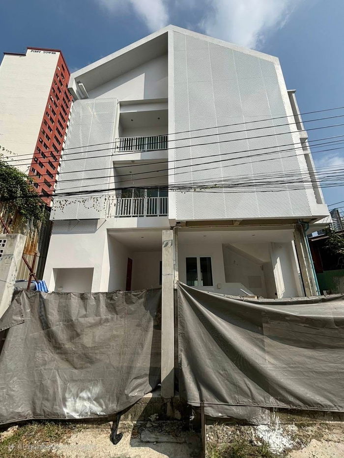 picture Townhome for rent, 2 Unit Sukhumvit 1/1, near Bumrungrad Hospital, new room, ready to move in Jan 2025. Interested? Line ID: @951qfbfi - 6/6