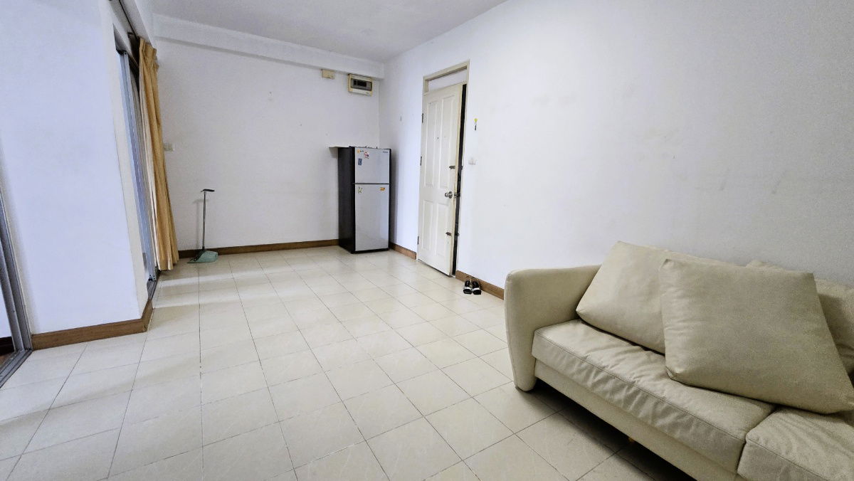 picture Next to Srinakarin Road, only 5 minutes from Seacon Srinakarin. Condo for sale with tenant, Supalai Park Srinakarin. 43 sq m, high floor, large room - 7/17