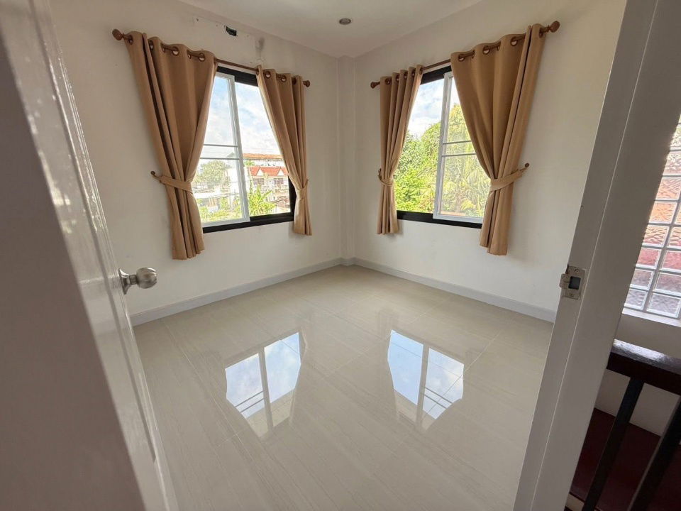 picture Townhome for rent in the B Home Sansai project, only 10 minutes from Meta Mall . Small pets are allowed.- RW006843 - 25/27