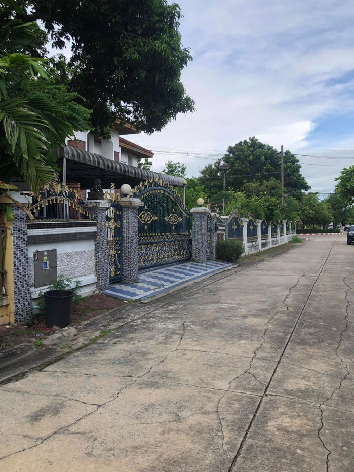 picture Good price, great value, corner house, view opposite the public park, near Future Park Rangsit. - 18/23