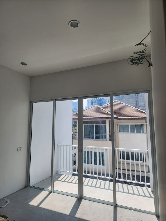 picture Townhome for rent, 2 Unit Sukhumvit 1/1, near Bumrungrad Hospital, new room, ready to move in Jan 2025. Interested? Line ID: @951qfbfi - 1/6