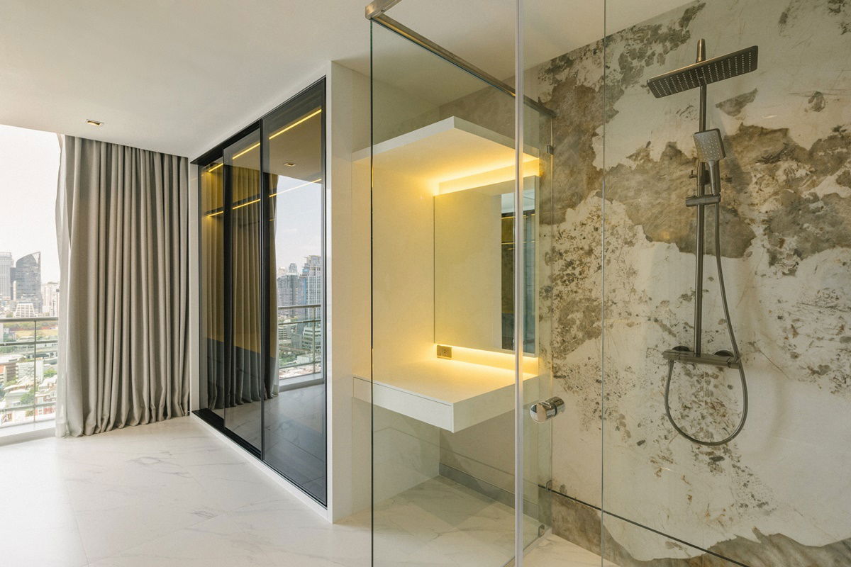 รูป Modern 3-Bedroom Duplex Penthouse for Sale in Nana - รูปที่ 11/23