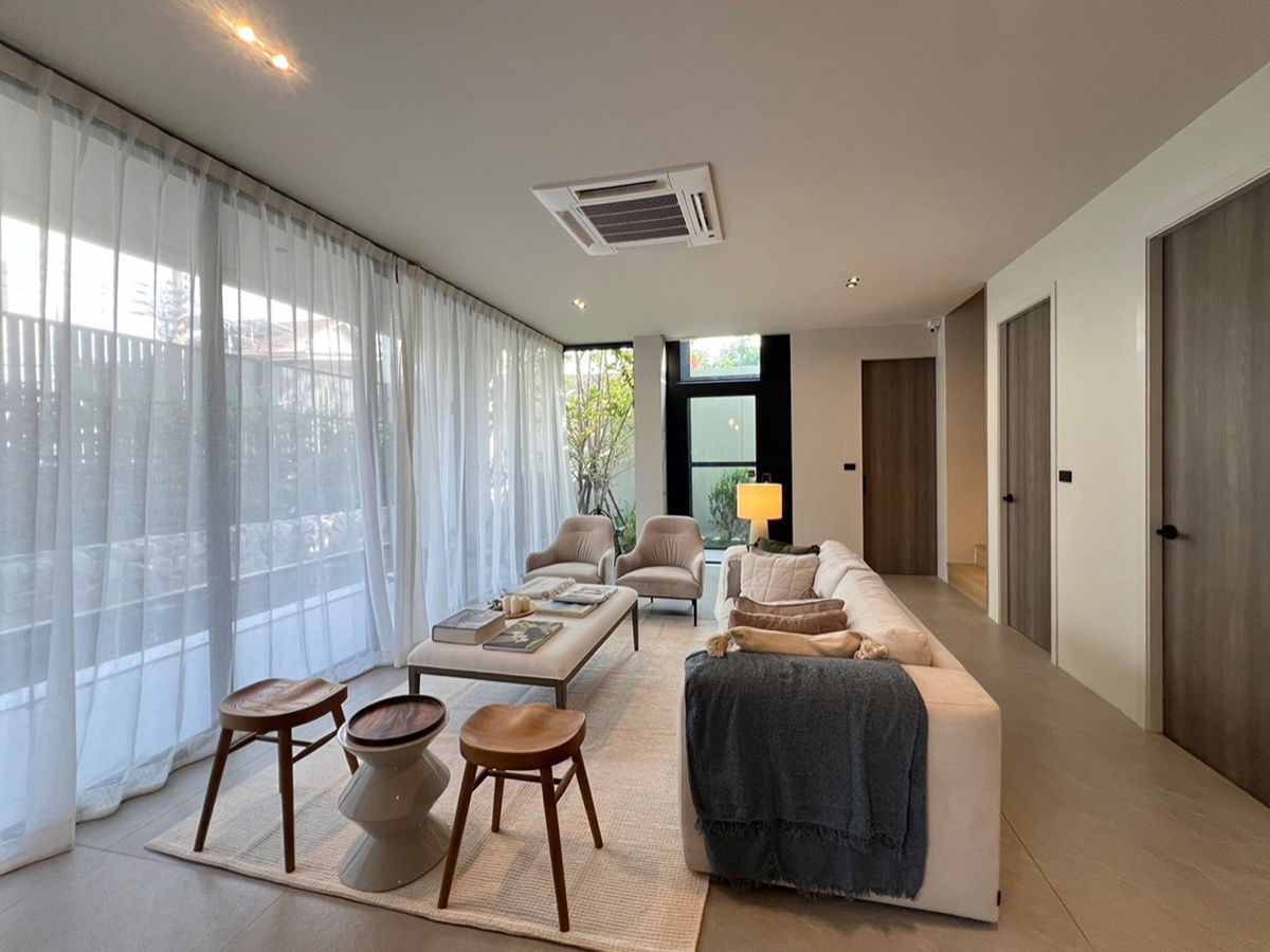 รูป SALE/RENT บ้านเดี่ยว Modern ถนนสุขุมวิท 71 มีสระว่ายน้ำ ลิฟท์แก้ว 4 นอน - รูปที่ 5/13