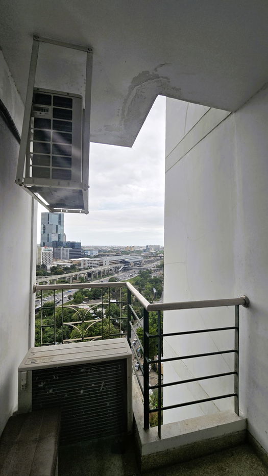 picture Next to Srinakarin Road, only 5 minutes from Seacon Srinakarin. Condo for sale with tenant, Supalai Park Srinakarin. 43 sq m, high floor, large room - 9/17