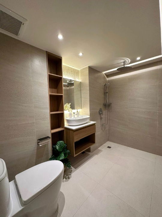 รูป ขายคอนโดศรีธนา 2 ชั้น 4 ห้อง 2 ห้องนอน ขนาดกว้างขวาง บนถนนห้วยแก้ว นิมมานเหมินทร์ ตกแต่งบิ้วอินเฟอร์นิเจอร์และเครื่องใช้ไฟฟ้าครบ- SW002887 - รูปที่ 9/32