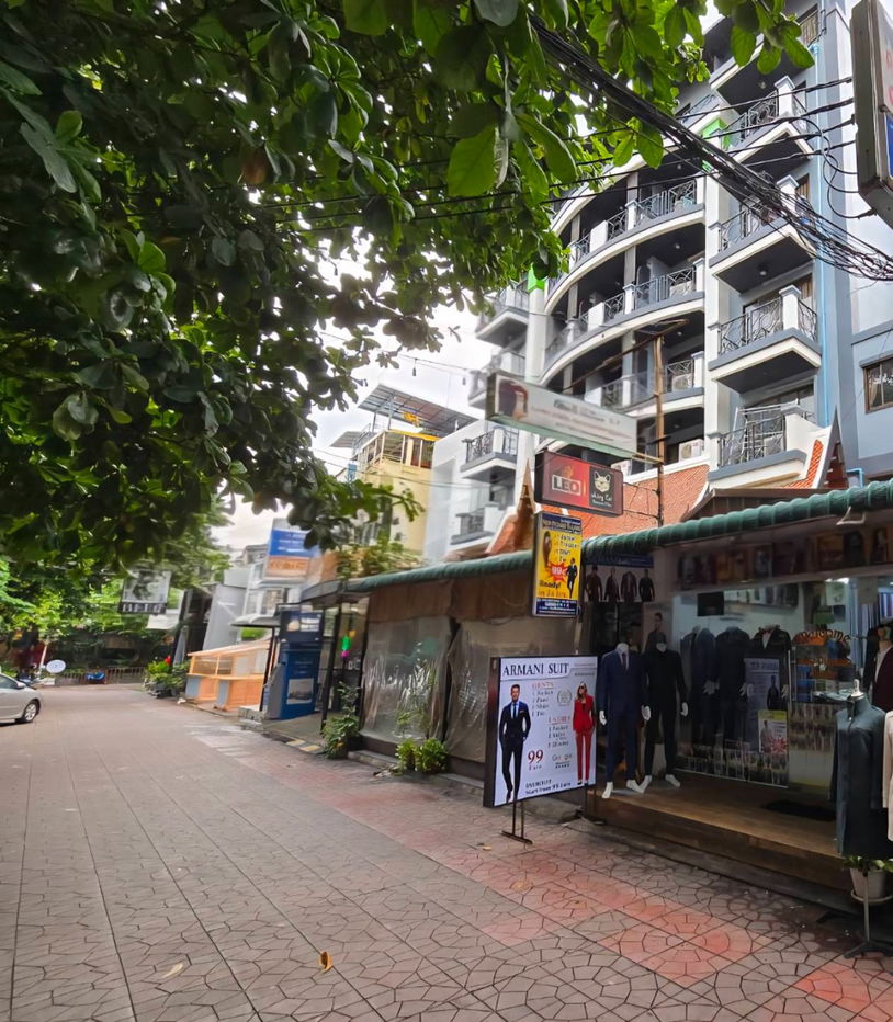 รูป Hyper Rare ทำเลถนนข้าวสาร คึกคักตลอดปี!! ขายอพาร์ทเม้นท์ พร้อมร้านค้ารวม 48 ห้อง เหมาะปรับเป็นโรงแรม สามารถทำกำไรได้ถึงเดือนละ 1 ล้าน!! - รูปที่ 2/11