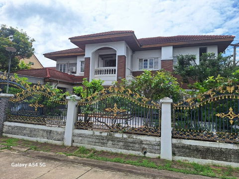 Good price, great value, corner house, view opposite the public park, near Future Park Rangsit.