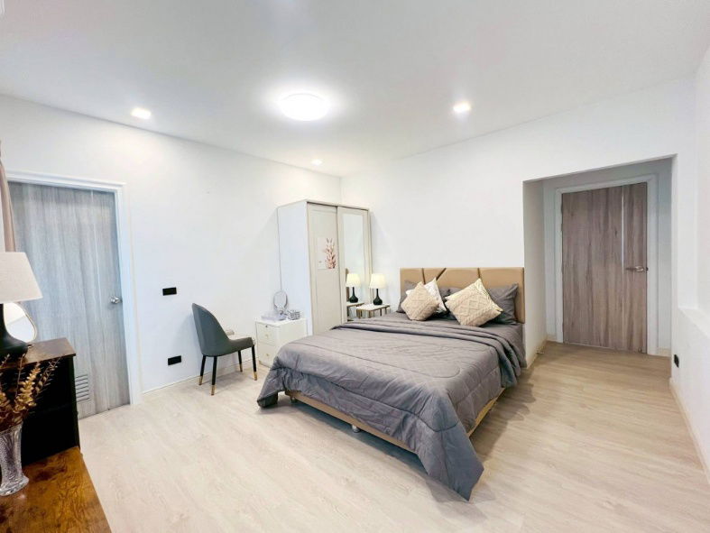picture Single house for sale. This house has a warm, contemporary feel, perfectly combining modernity with a touch of classicism. - 11/12