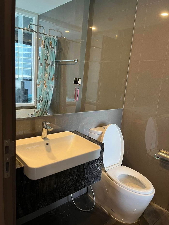 รูป Ashton Chula Silom【𝐒𝐄𝐋𝐋 & 𝐑𝐄𝐍𝐓】🔥ห้องสุดหรู  โปร่งโล่ง เก็บของได้เยอะ 2 ห้องนอน 2 ห้องน้ำ เฟอร์นิเจอร์จัดเต็ม🔥  ติดต่อไลน์ไอดี: @hacondo - รูปที่ 9/9