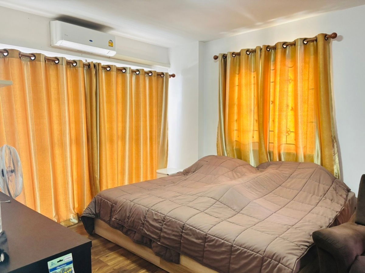 picture 🏡 Property Details This large, two-story detached house is located in the Khunaphat 6 village project. The house sits on a generous 85 - 14/15