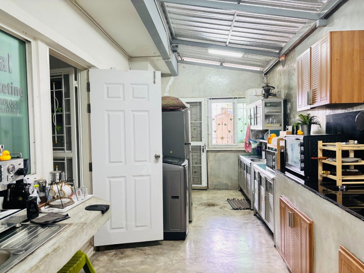 picture 🏡 Property Details This large, two-story detached house is located in the Khunaphat 6 village project. The house sits on a generous 85 - 6/15