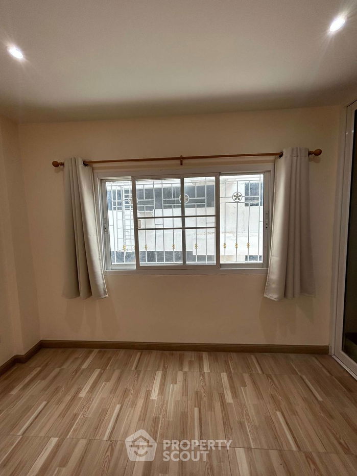 รูป บ้าน 3-ห้องนอน ที่ หมู่บ้านควีนเพลส 2 ใกล้ BTS อุดมสุข (ID 2146295) - รูปที่ 5/36