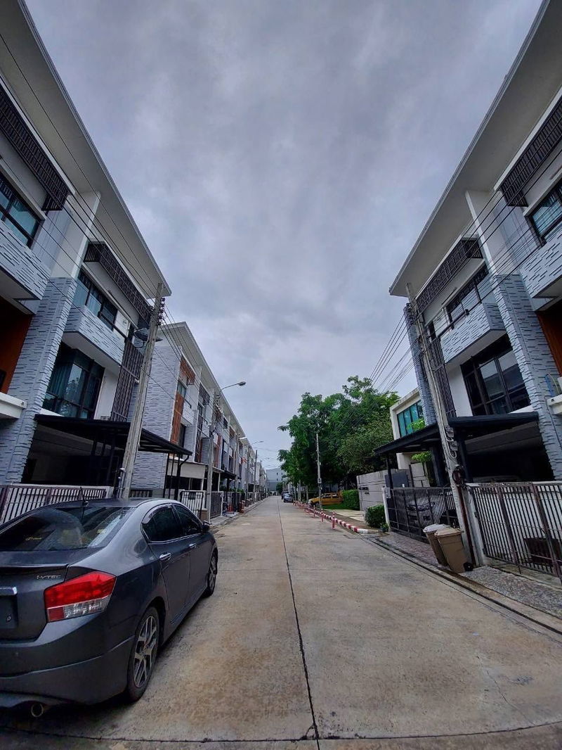 Townhouses for rent : Townhome for rent at Plex Bangna