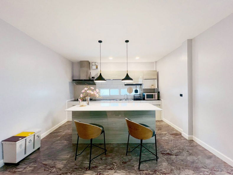 picture Single house for sale. This house has a warm, contemporary feel, perfectly combining modernity with a touch of classicism. - 5/12