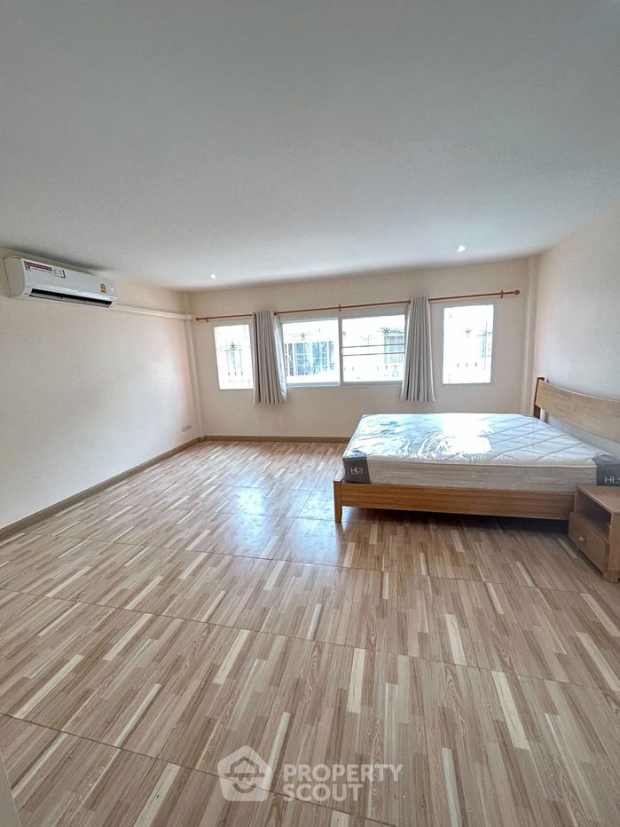 รูป บ้าน 3-ห้องนอน ที่ หมู่บ้านควีนเพลส 2 ใกล้ BTS อุดมสุข (ID 2146295) - รูปที่ 3/36