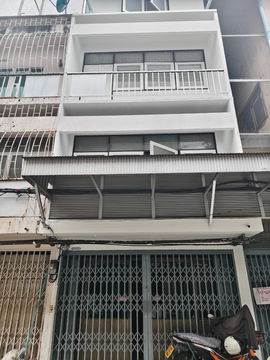 White & Brown House for Rent  4 Bedrooms, 3 Bathrooms, CBD Sathorn Area  Narathiwat Ratchanakarin Rd. / Sathupradit Rd. / Near BTS Chong Nonsi