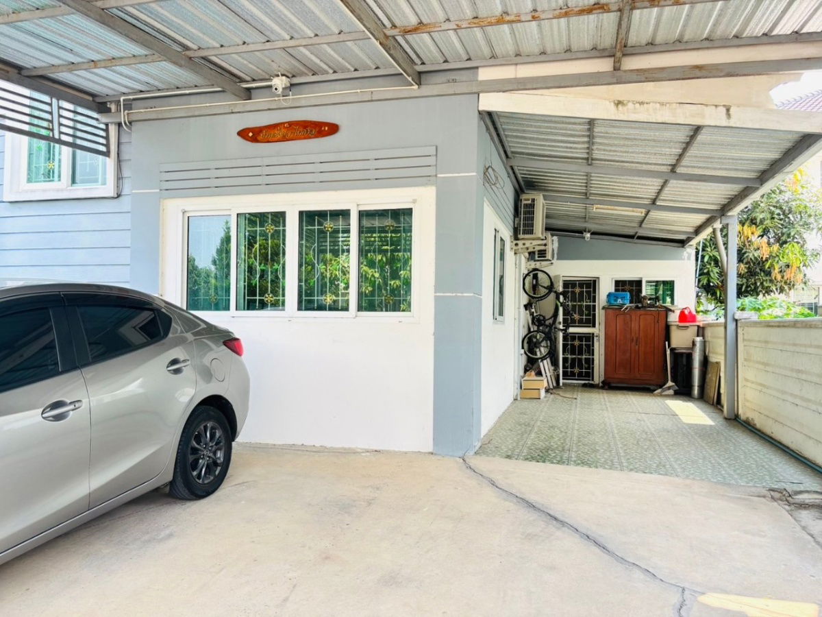 picture 🏡 Property Details This large, two-story detached house is located in the Khunaphat 6 village project. The house sits on a generous 85 - 2/15