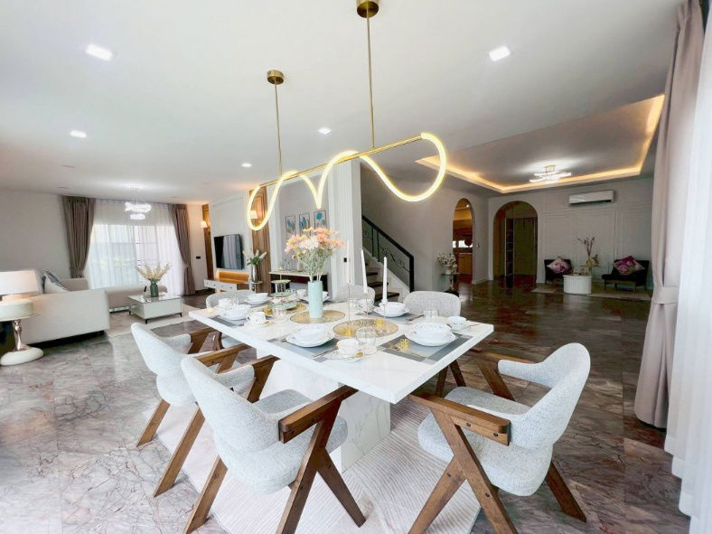 picture Single house for sale. This house has a warm, contemporary feel, perfectly combining modernity with a touch of classicism. - 3/12