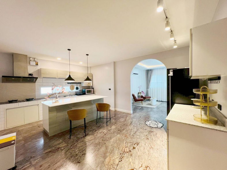 picture Single house for sale. This house has a warm, contemporary feel, perfectly combining modernity with a touch of classicism. - 6/12