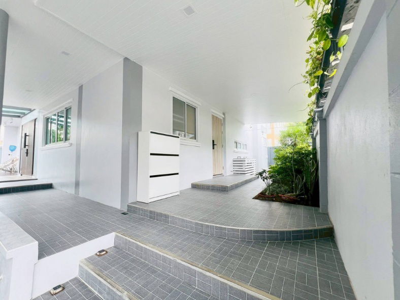 picture Single house for sale. This house has a warm, contemporary feel, perfectly combining modernity with a touch of classicism. - 10/12