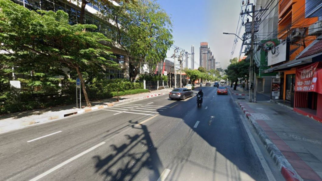 รูป ขายที่ดินพร้อมบ้านเดี่ยว 2 ชั้น สุขุมวิท 71 ซอยปรีดีพนมยงค์ - รูปที่ 2/4