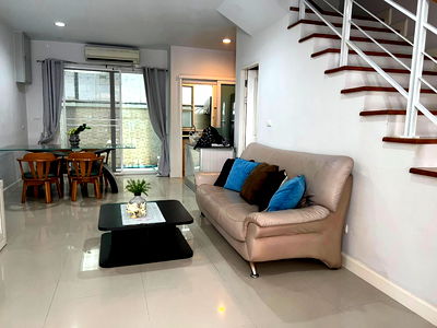 Townhouses for rent วิทยาลัยสารพัดช่างธนบุรี : Townhome for rent at Townhome in the heart of the city, Sathorn
