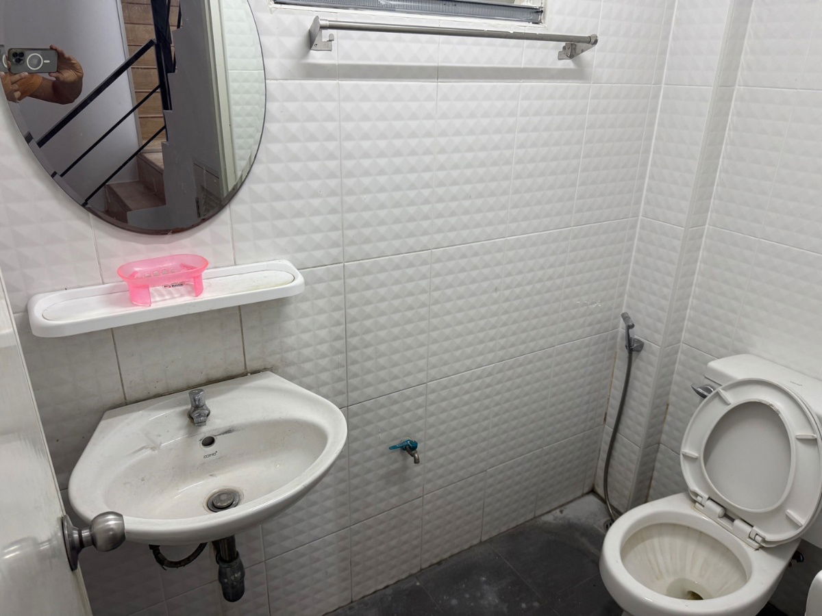 picture Commercial building for rent, 2 units, Soi Wan Phanthai, near Phonchai Market, beautiful, cheap, good location. Interested, add Line @841qqlnr - 10/16