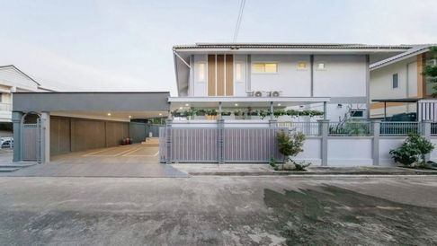 Single house for sale. This house has a warm, contemporary feel, perfectly combining modernity with a touch of classicism.